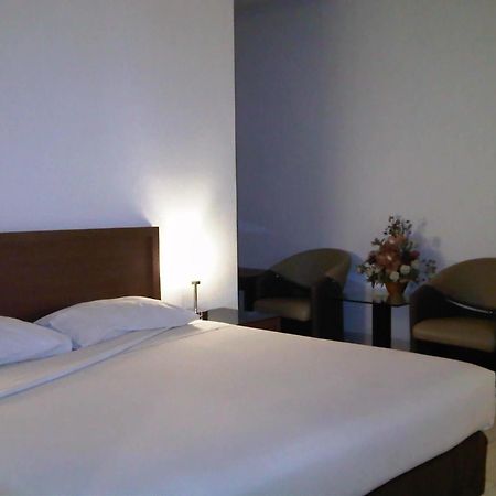 Hotel Lucky Inn Manado Extérieur photo