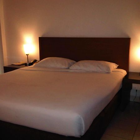 Hotel Lucky Inn Manado Extérieur photo
