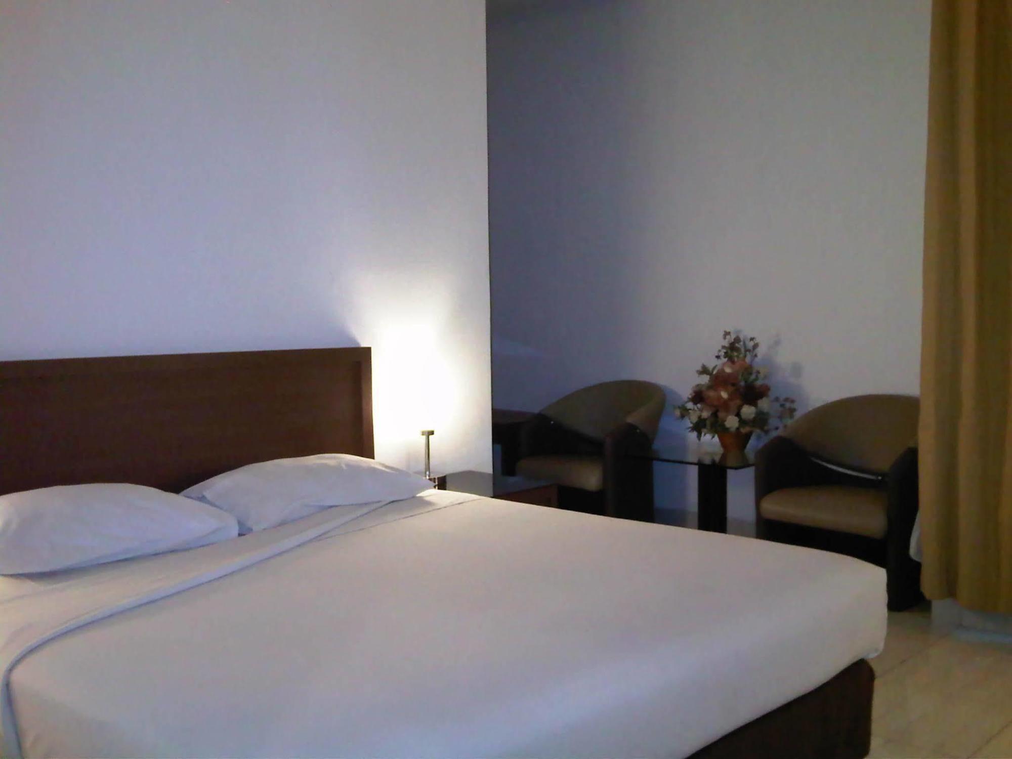 Hotel Lucky Inn Manado Extérieur photo