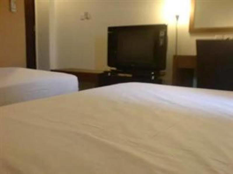 Hotel Lucky Inn Manado Extérieur photo