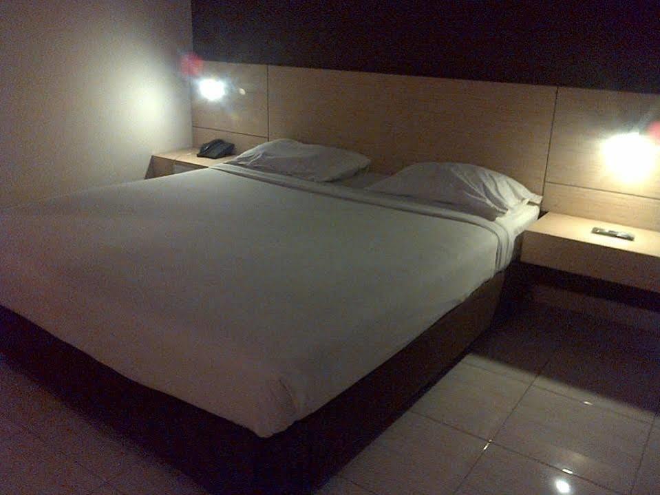 Hotel Lucky Inn Manado Extérieur photo