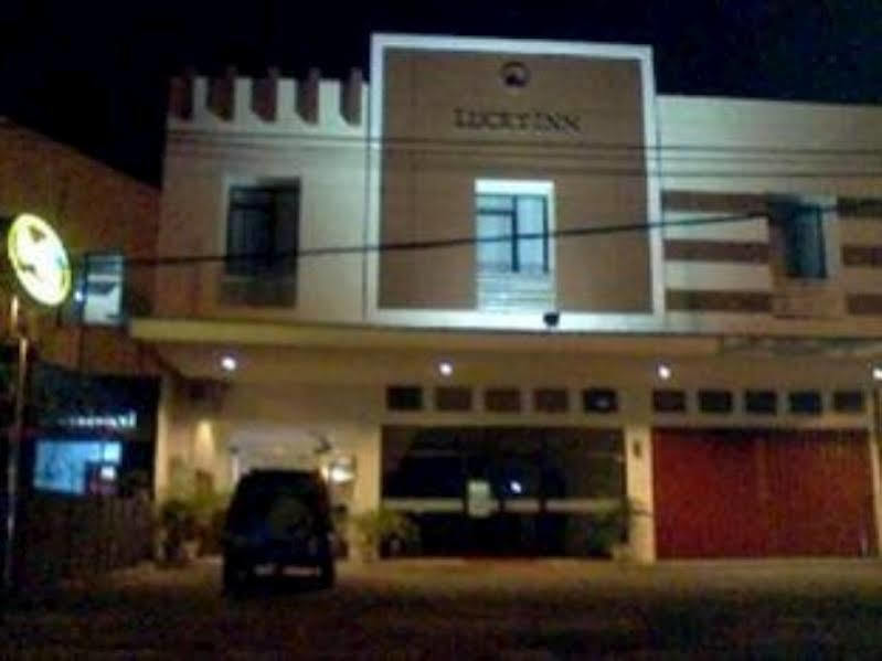 Hotel Lucky Inn Manado Extérieur photo
